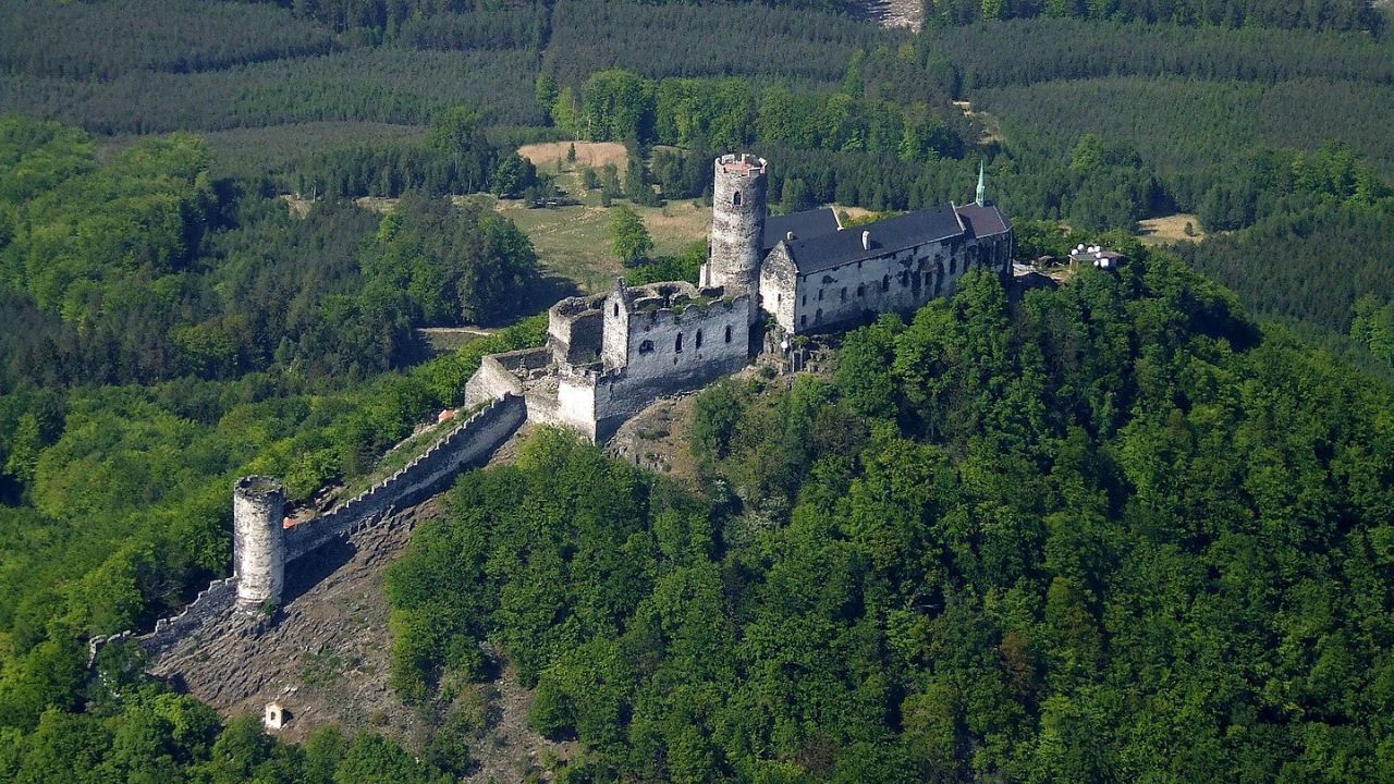 como chegar castelo houska de praga