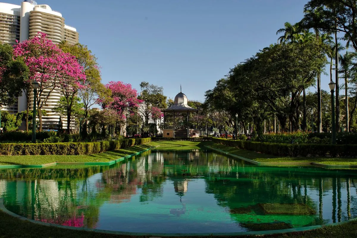 o que fazer na praça liberdade bh