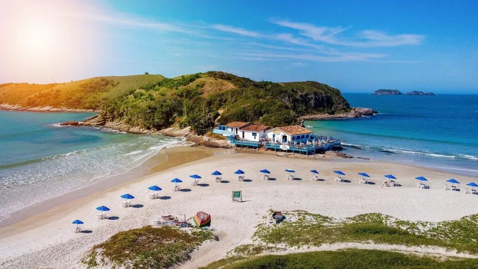 praias com águas cristalinas rj